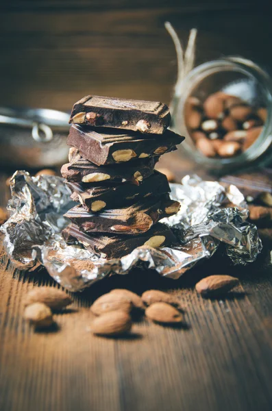 Chocolate escuro com nozes, em pó com cacau — Fotografia de Stock