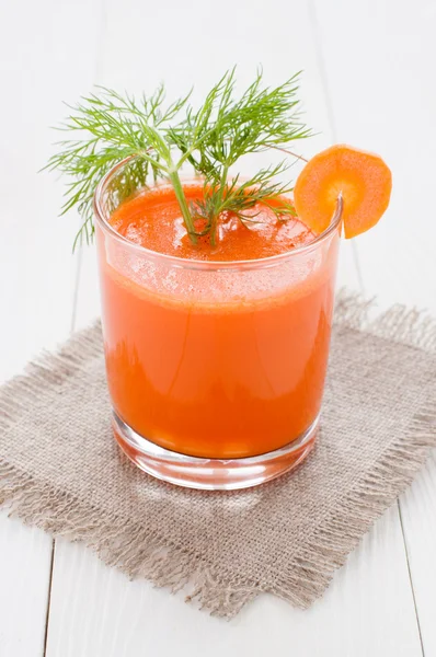 Морковный сок в стаканах, украшенных укропом — стоковое фото