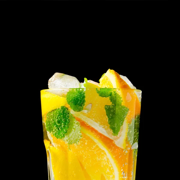 Limonada de frutas aislada en negro — Foto de Stock