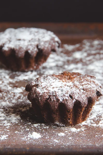 İki kek ile toz suga serpilir