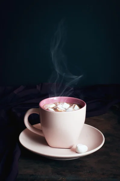 Tasse dampfende heiße Schokolade mit Marshmallow — Stockfoto