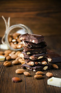 Koyu çikolata fındık ile kırık