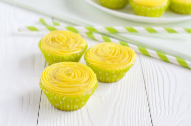 Sarı kek ve içme payet