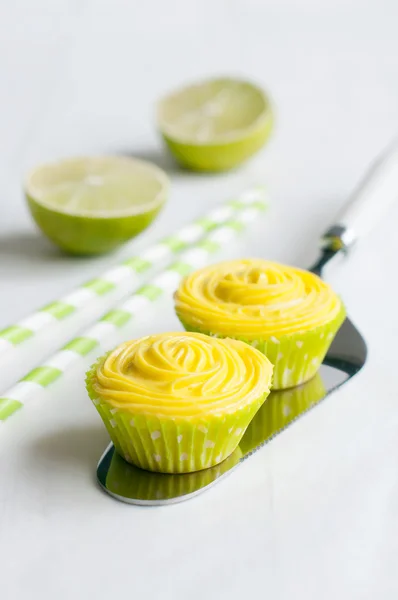 Cupcakes auf Kuchenschaufel und Trinkhalmen — Stockfoto