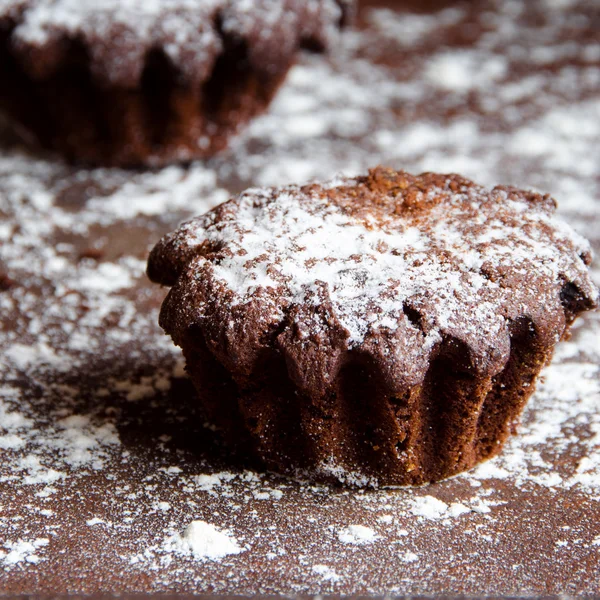 Chocoladecake getrempeerd met poedersuiker — Stockfoto