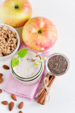 Süt smoothies kavanoza, üstten görünüm