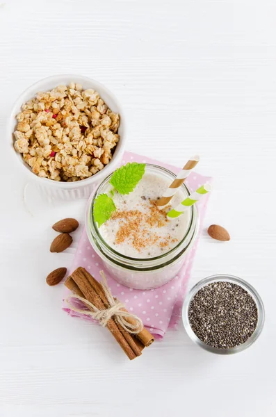 Susu smoothie, biji chia, serpih oat — Stok Foto