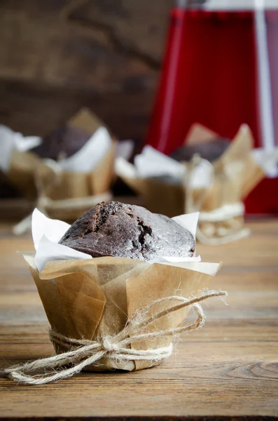 Chocolade muffins op houten tafel — Stockfoto