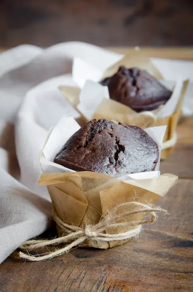 Muffins de chocolate em embrulho de presente — Fotografia de Stock