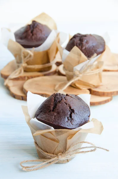 Muffins de chocolate em suporte de madeira — Fotografia de Stock