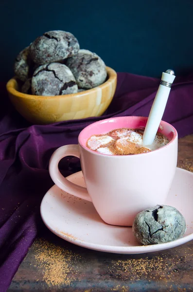 Heiße Schokolade in rosa Tasse und Shortbread — Stockfoto