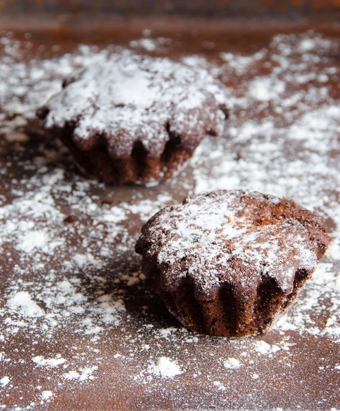 Dos pasteles rociados con suga en polvo — Foto de Stock