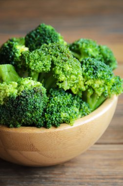 Tahta arka planda taze brokoli.