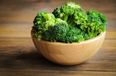 Tahta masada taze brokoli.