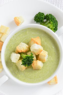 Kremalı brokoli çorbası, yakın çekim, düz yatıyordu