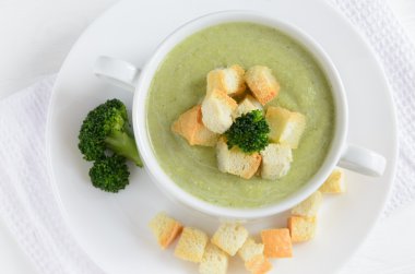 Kremalı brokoli çorbası, düz yatıyordu