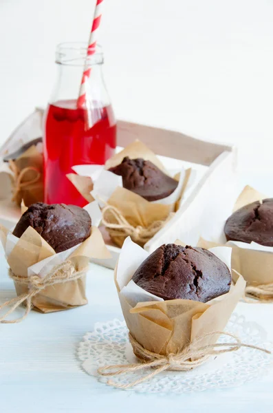 Muffins de chocolate e suco de cranberry — Fotografia de Stock
