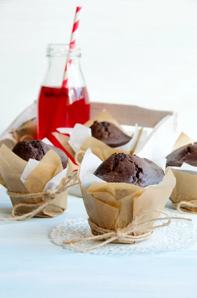 Magdalenas de chocolate y jugo de arándano en botella — Foto de Stock