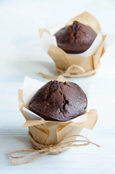 Muffin al cioccolato su tavolo di legno azzurro — Foto Stock