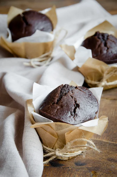 Muffins de chocolate em embrulho de presente — Fotografia de Stock