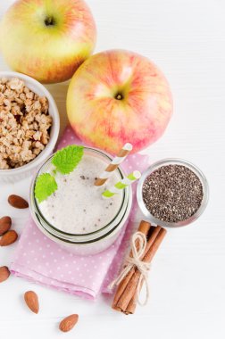 Süt smoothies kavanoza, üstten görünüm