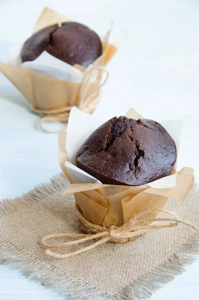 Due muffin al cioccolato in confezione — Foto Stock