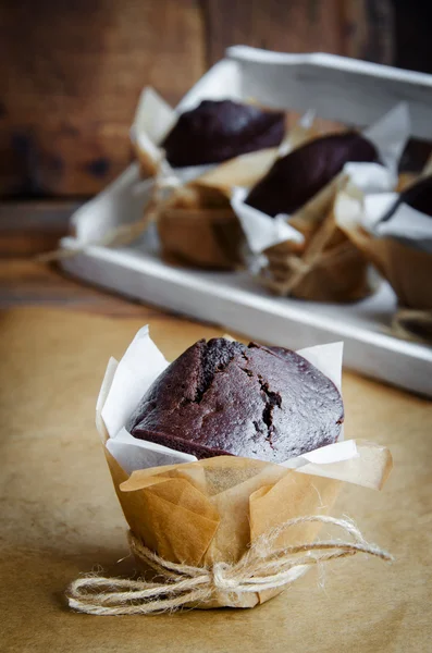 Magdalenas de chocolate en envoltura de regalo — Foto de Stock