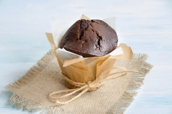 Muffin de chocolate na mesa de madeira azul claro — Fotografia de Stock