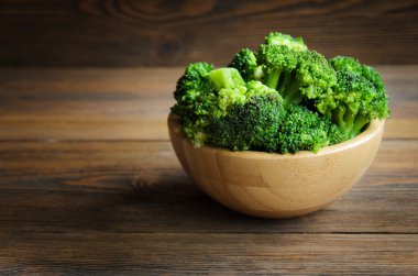 Tahta masada taze brokoli.