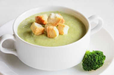 Taze brokoli krem çorbası kruton ile görev yaptı.