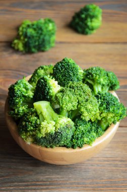 ahşap kase taze brokoli