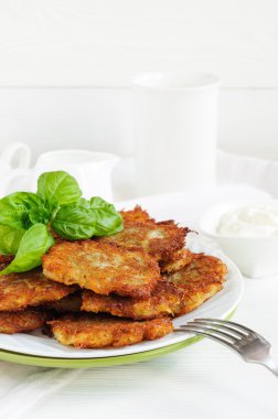 Tabak patates gözlemesi fesleğen yaprakları ile