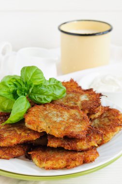 Patates gözlemesi ve bardak süt