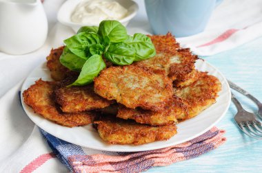 Fesleğen yaprakları ile kızarmış patates pancakes