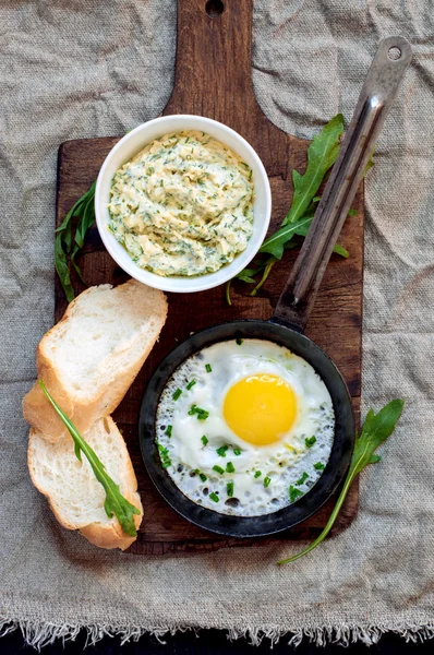 Sahanda yumurta, peynir sos, ekmek, üstten görünüm — Stok fotoğraf