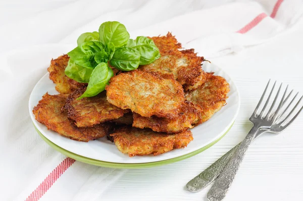 plaka üzerinde patates pancakes