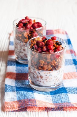 Granola Yaban çilekleri ve yoğurt ile