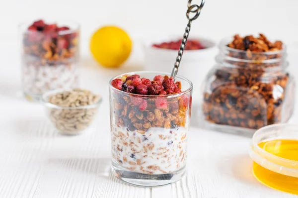 Granola buatan sendiri dengan yogurt di kaca — Stok Foto
