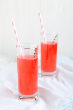 Pembe limonata ile kekik fışkın