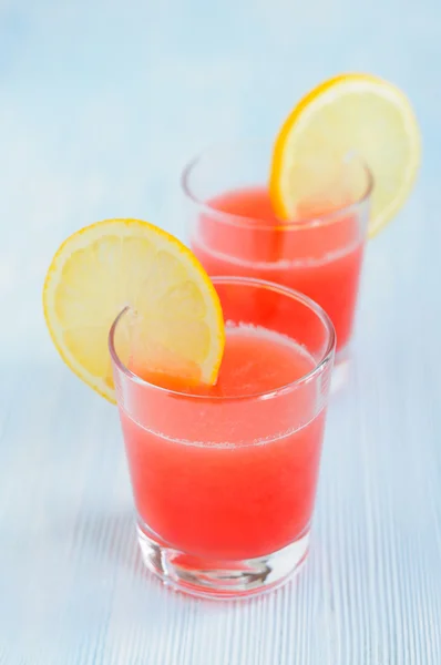 Розовый лимонад в очках — стоковое фото