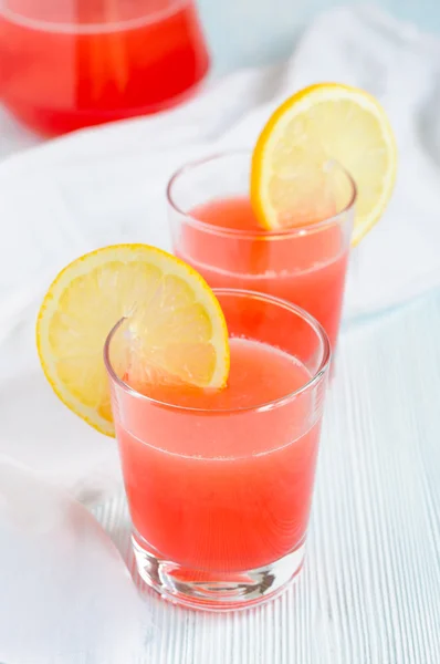 Zwei Gläser rosa Limonade — Stockfoto