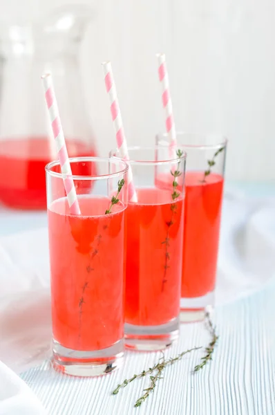 Розовый фруктовый лимонад в высоких бокалах — стоковое фото