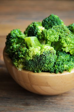 Tahta arka planda taze brokoli.