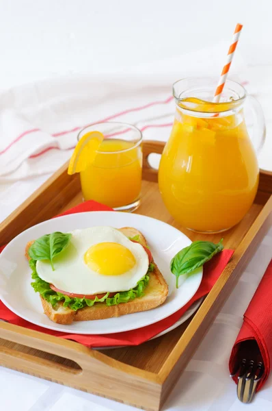 Toast med stekt ägg och apelsinjuice — Stockfoto