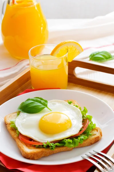 Kahvaltı tost ile portakal suyu — Stok fotoğraf