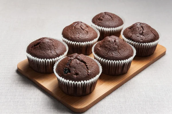 Chocolate muffins on the cutting board — Stockfoto