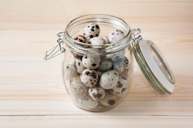 bıldırcın yumurtası bir kavanoz içinde