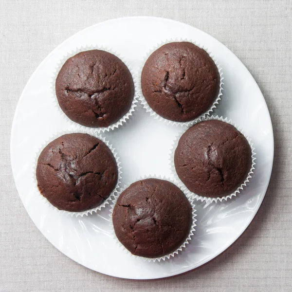 Chocolate muffins on the round plate — Stockfoto