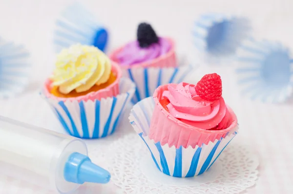 Cupcakes and paper molds — Stock Photo, Image