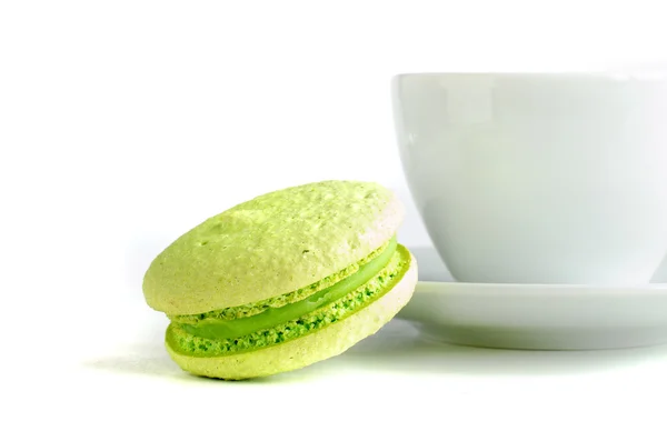 Grüne Makronen mit einer Tasse — Stockfoto